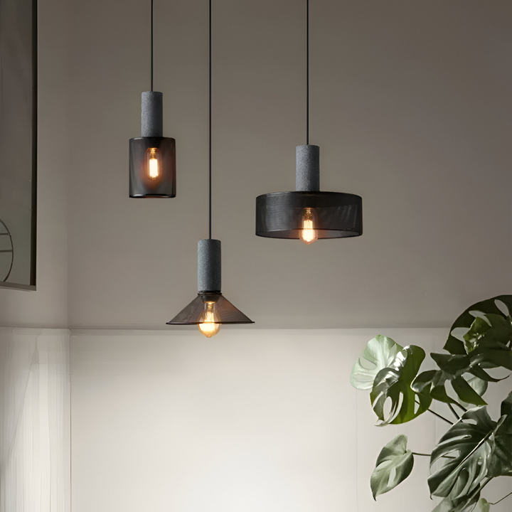 Lampe à pendule industrielle rustique noire, design unique, idéale pour cuisine ou salon moderne.