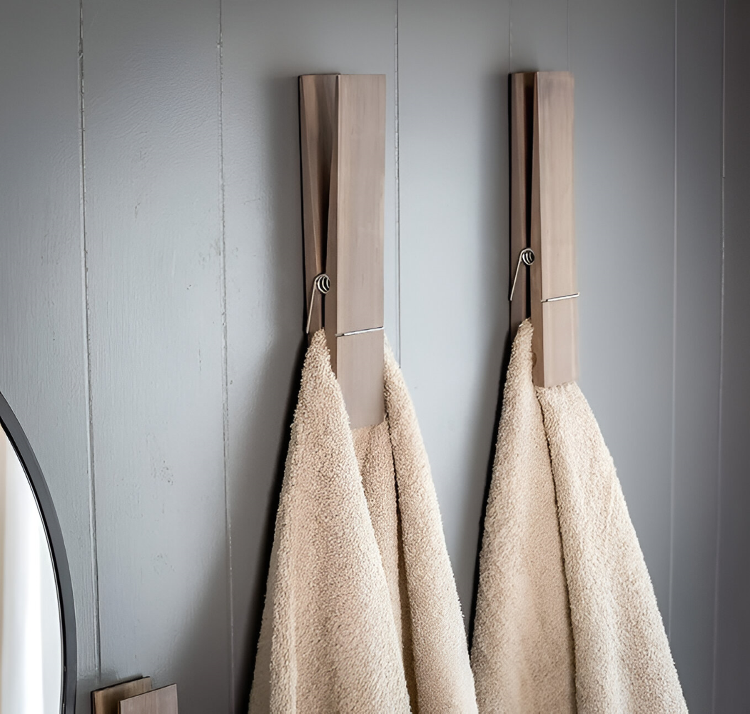 Rangement mural bois rustique pour serviettes, style scandinave, fixation sûre, déco salle de bain.