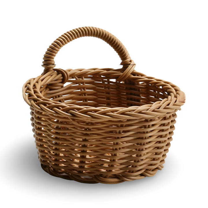 Panier mural tressé rustique brun en plastique imitant le rotin, pour une touche naturelle de rangement.
