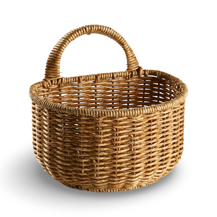 Panier mural tressé rustique en plastique brun résistant, parfait pour un rangement durable et stylé.