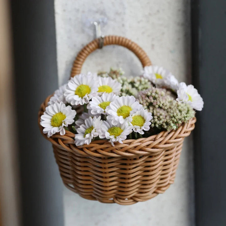 Décoration murale rustique avec panier tressé brun, idéal pour une ambiance chaleureuse dans la maison.