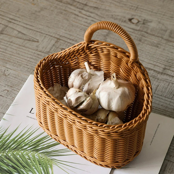 Panier mural tressé polyvalent en plastique, parfait pour le rangement et la décoration de toute pièce.