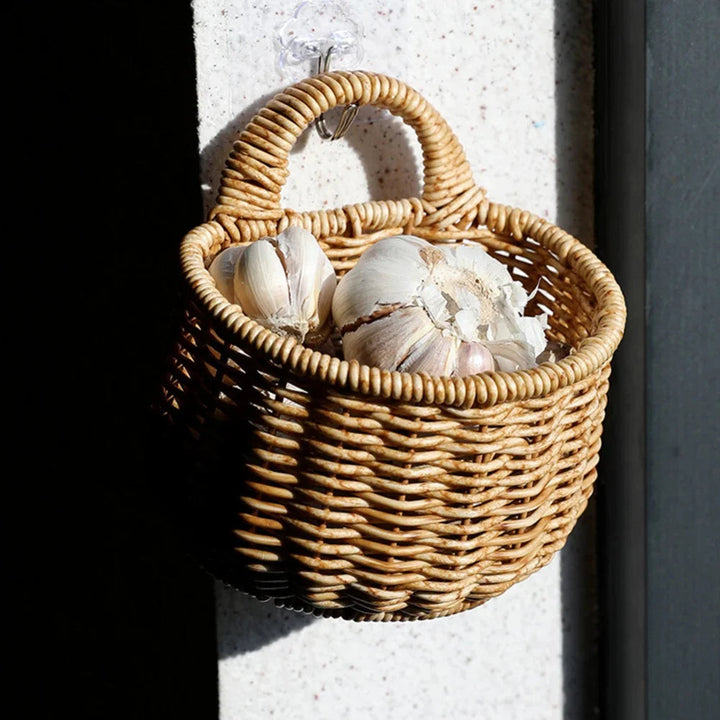 Panier mural tressé d'aspect rustique en plastique durable brun pour rangement élégant.