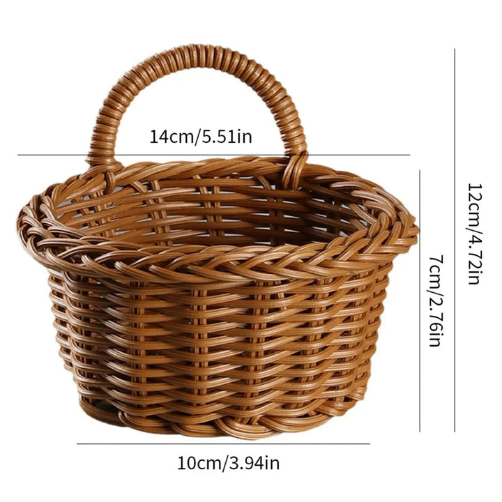 Organisez votre cuisine avec ce panier mural tressé rustique pour un accès facile aux fruits.