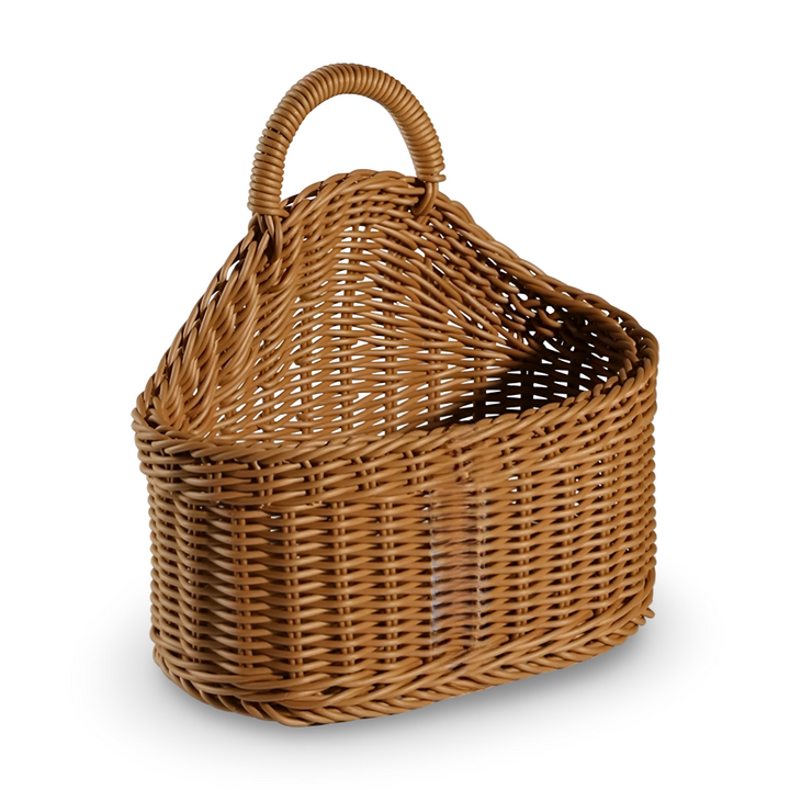 Solution de rangement murale tressée rustique en plastique brun, idéale pour organiser petits objets.