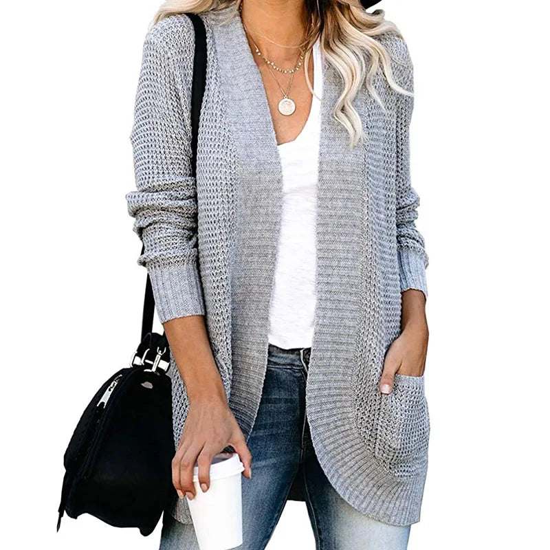 Cardigan femme chaud et confortable. Un incontournable élégant pour l'hiver et la mode féminine quotidienne.