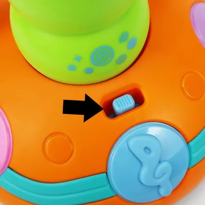 Bébé souriant jouant avec le saxophone jouet interactif bleu, stimulant son éveil musical et sa curiosité.