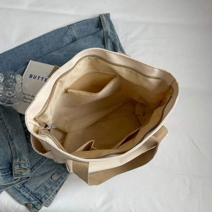 Sac de cours femme en toile porté par une étudiante, accessoire mode indispensable pour la rentrée.