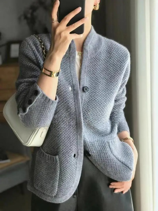 Cardigan femme Lucille élégant à boutons, coupe classique pour confort doux. Idéal automne/hiver, style chic.
