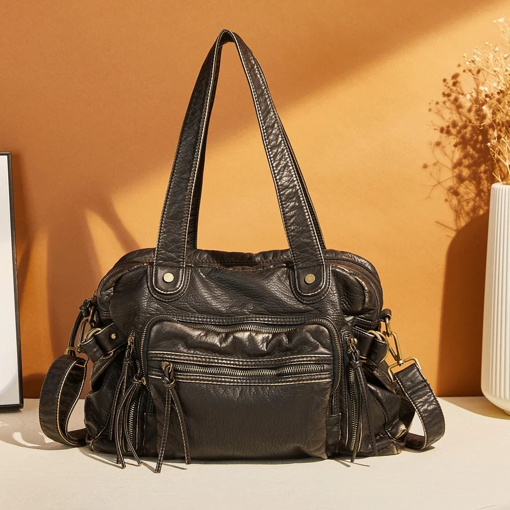 Sac à main femme noir élégant pour cours, cuir synthétique, porté épaule ou bandoulière.