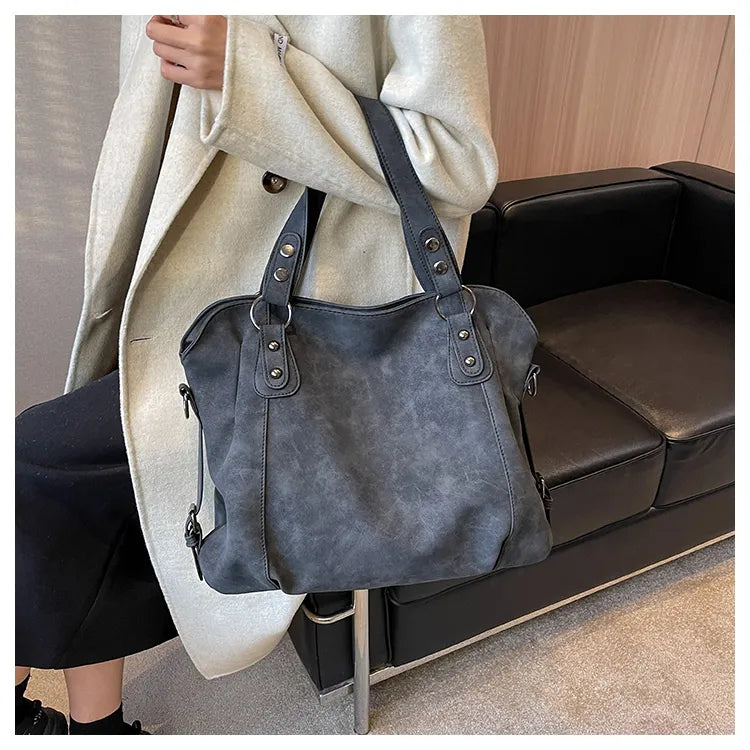 Sac à main femme en daim souple, élégant, pour un usage quotidien ou une occasion spéciale, bandoulière.