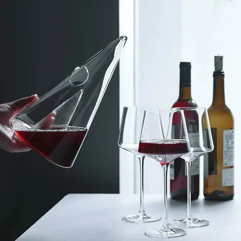 Élégante carafe à vin pyramide en verre, design moderne pour décantation et aération du vin.