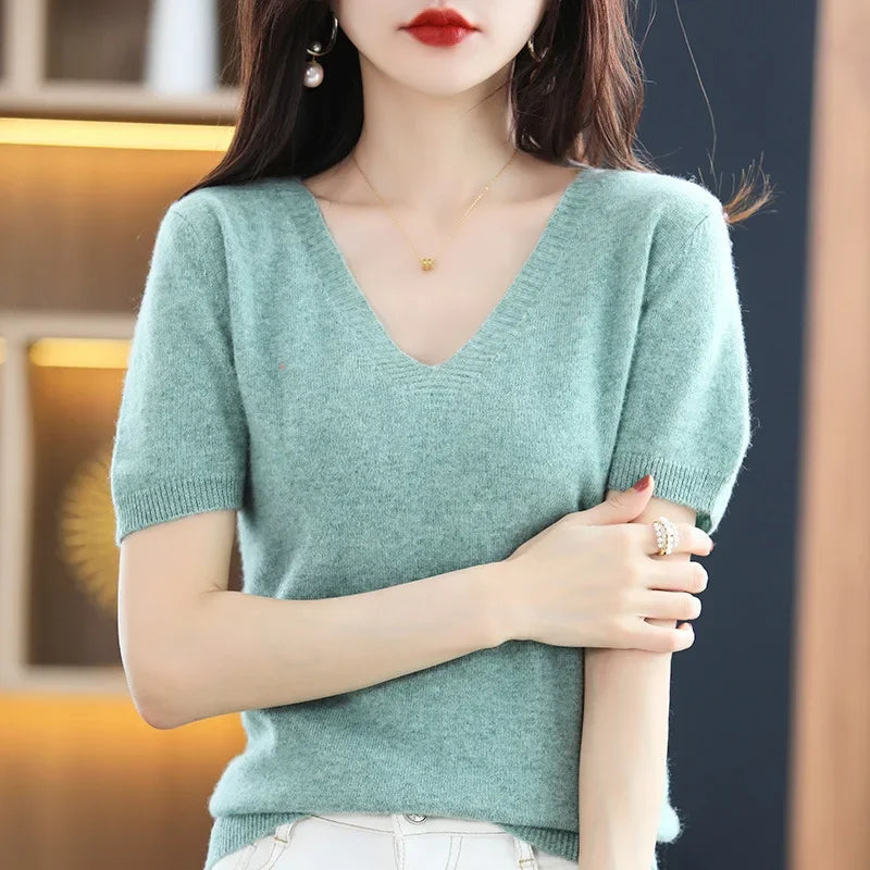 Pull femme élégant col V, léger et chic. Idéal pour une tenue décontractée ou sophistiquée.