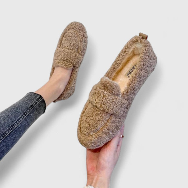 Mocassins Charlotte pour femmes, élégance décontractée. Chaussures plates classiques, parfaites pour le confort quotidien.