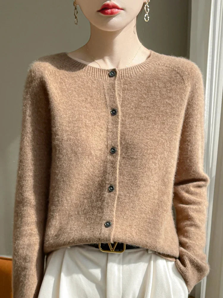 Vêtement cardigan femme, ajoutant une touche de chic et de confort à toute garde-robe.