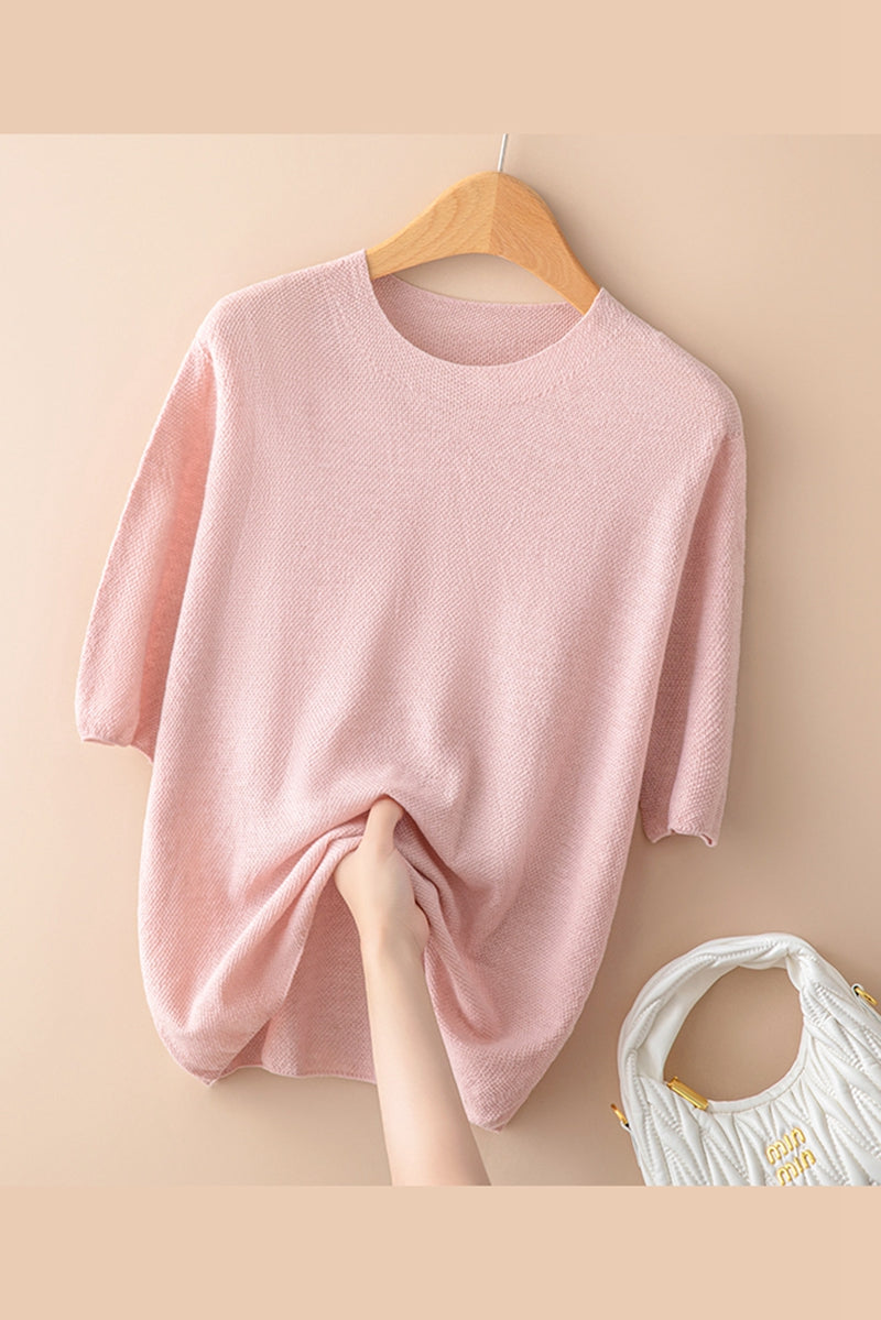 Pull femme élégant à manches courtes et col rond. Essentiel mode féminine, disponible aussi en beige.