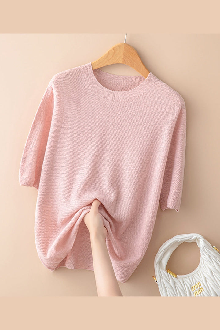 Pull femme élégant à manches courtes et col rond. Essentiel mode féminine, disponible aussi en beige.