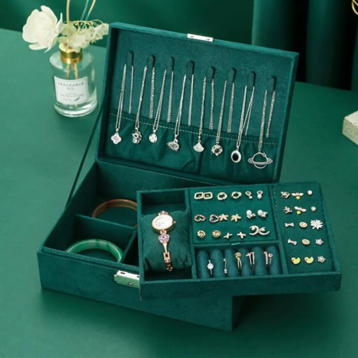 Détail d'une boîte à bijoux en velours vert, texture douce et serrure dorée, rangement chic.
