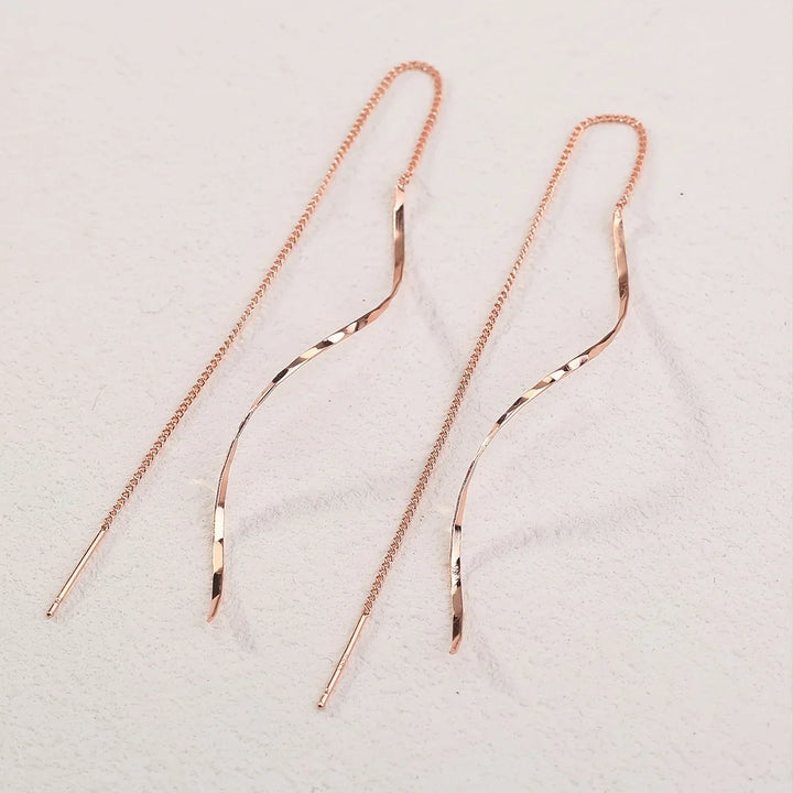 Boucles d'oreilles pendantes vagues en argent, design incurvé, bijoux élégants pour femmes.