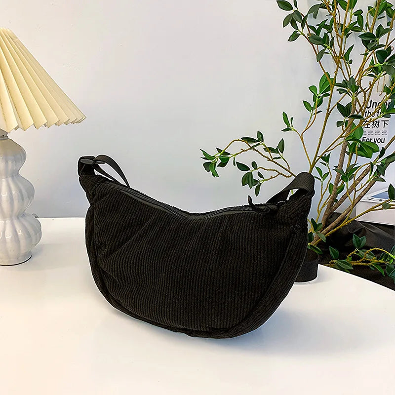 Sac banane femme élégant en velours côtelé marron, accessoire mode tendance pour un look décontracté chic.