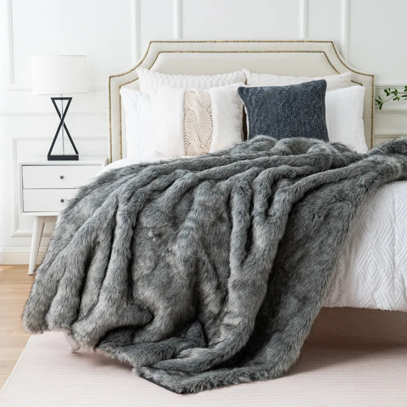 Plaid moelleux en fausse fourrure de renard, apportant une chaleur douillette et une ambiance cosy.