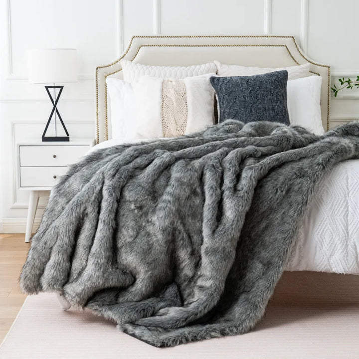 Plaid moelleux en fausse fourrure de renard, apportant une chaleur douillette et une ambiance cosy.