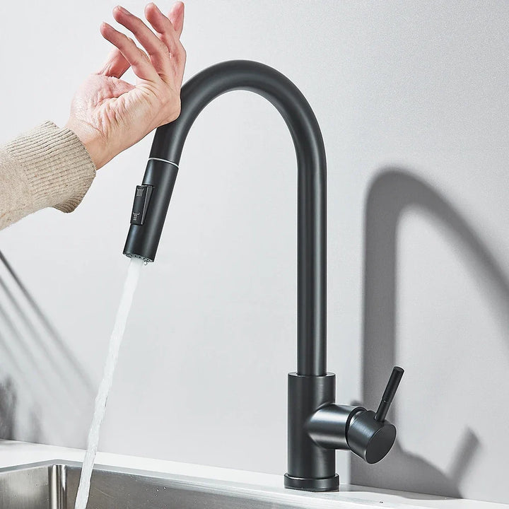Mitigeur de cuisine tactile extensible pour évier, facilitant les tâches quotidiennes avec son design.