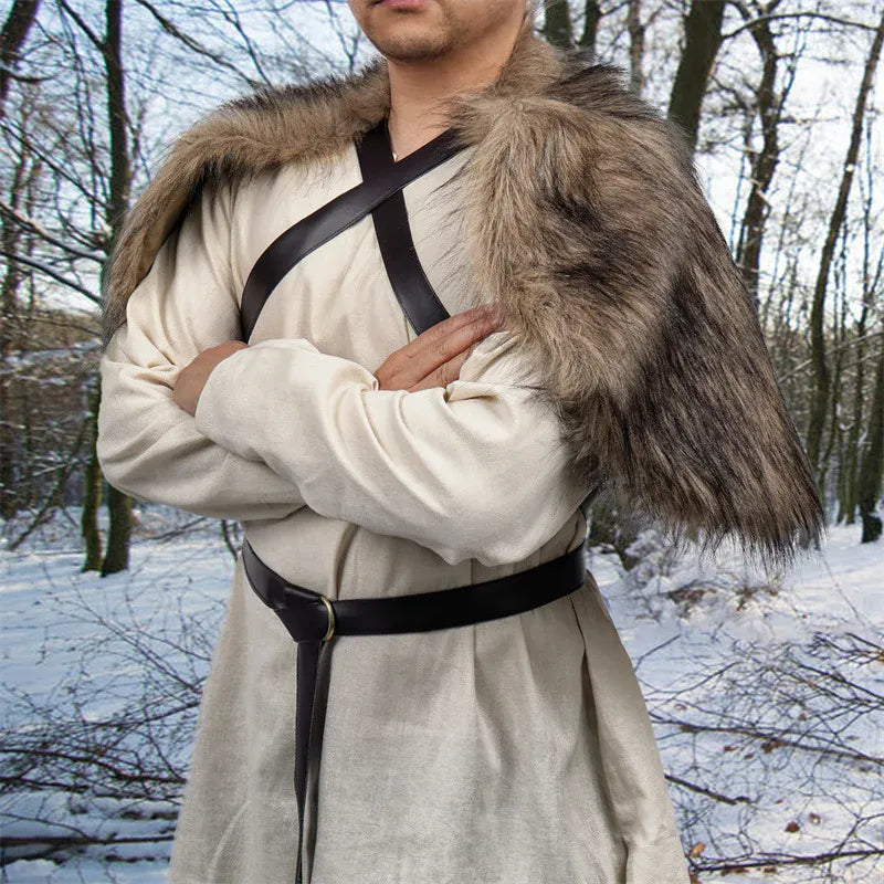 Déguisement cape viking homme en fausse fourrure luxueuse. Parfait pour un look de guerrier médiéval, cosplay ou Halloween.