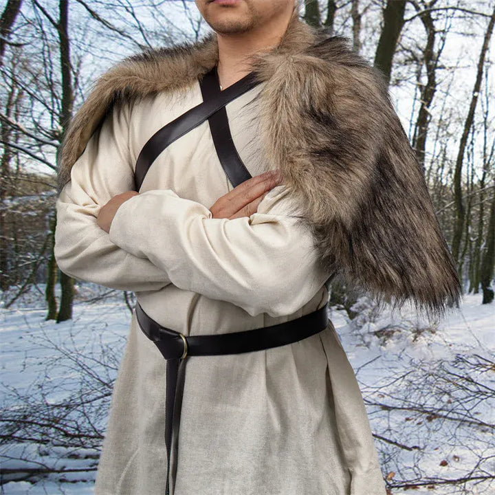 Déguisement cape viking homme en fausse fourrure luxueuse. Parfait pour un look de guerrier médiéval, cosplay ou Halloween.