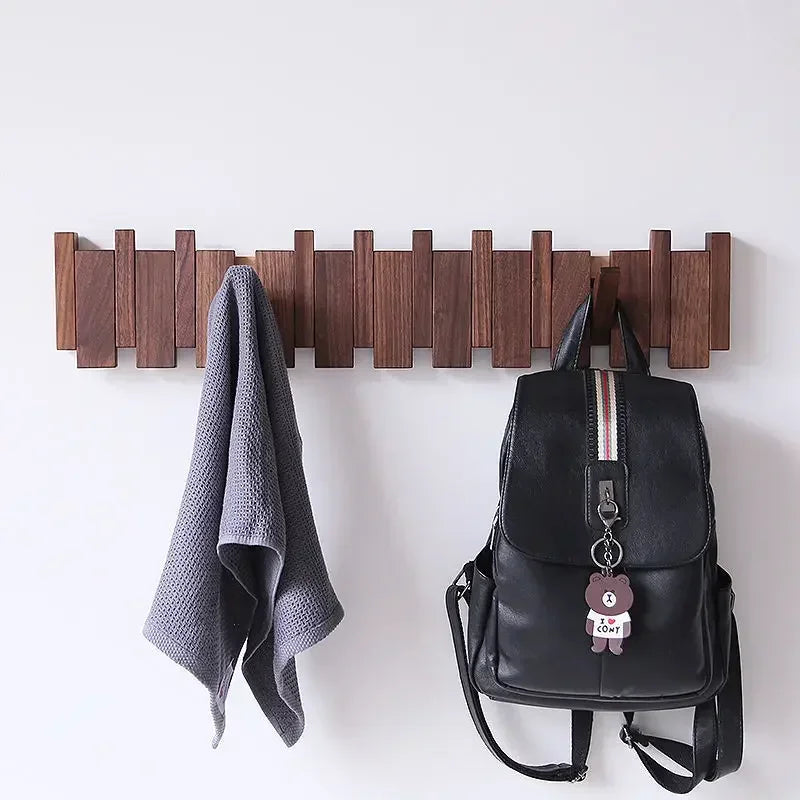 Porte-manteau mural en bois massif type piano. Solution de rangement élégante et compacte pour l'entrée.
