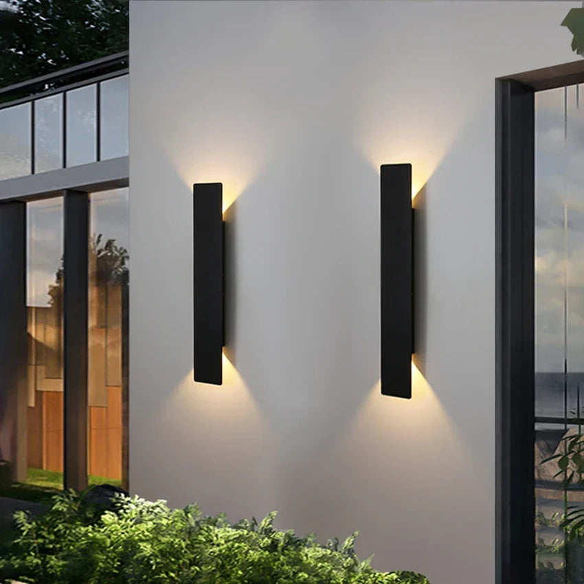 Éclairage mural extérieur LED linéaire IP65, idéal pour jardin, façade ou terrasse avec lumière haut/bas.