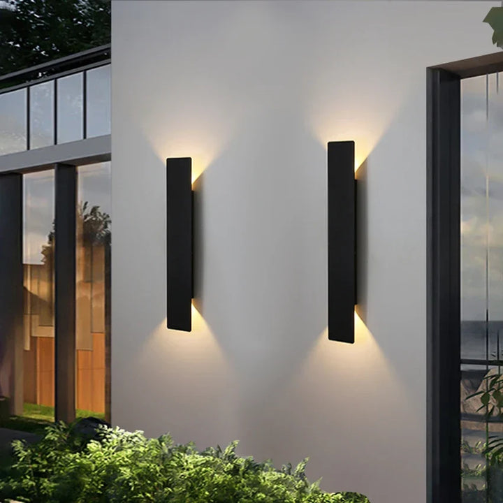 Éclairage mural extérieur LED linéaire IP65, idéal pour jardin, façade ou terrasse avec lumière haut/bas.