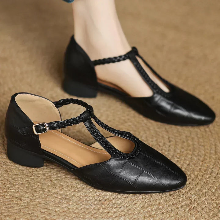 Détail: bride tressée élégante de chaussures plates pour femmes, offrant confort et un style raffiné.