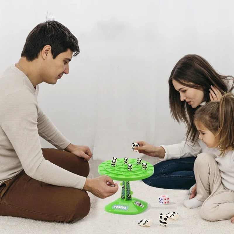 Enfants jouant au jeu de balance PandaLux, apprenant l'équilibre et les maths, un puzzle éducatif amusant.