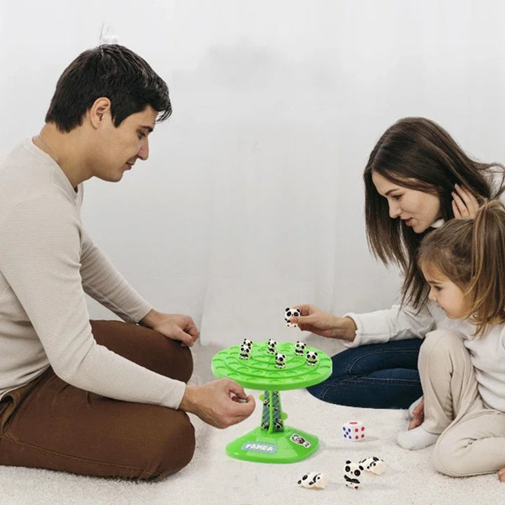 Enfants jouant au jeu de balance PandaLux, apprenant l'équilibre et les maths, un puzzle éducatif amusant.