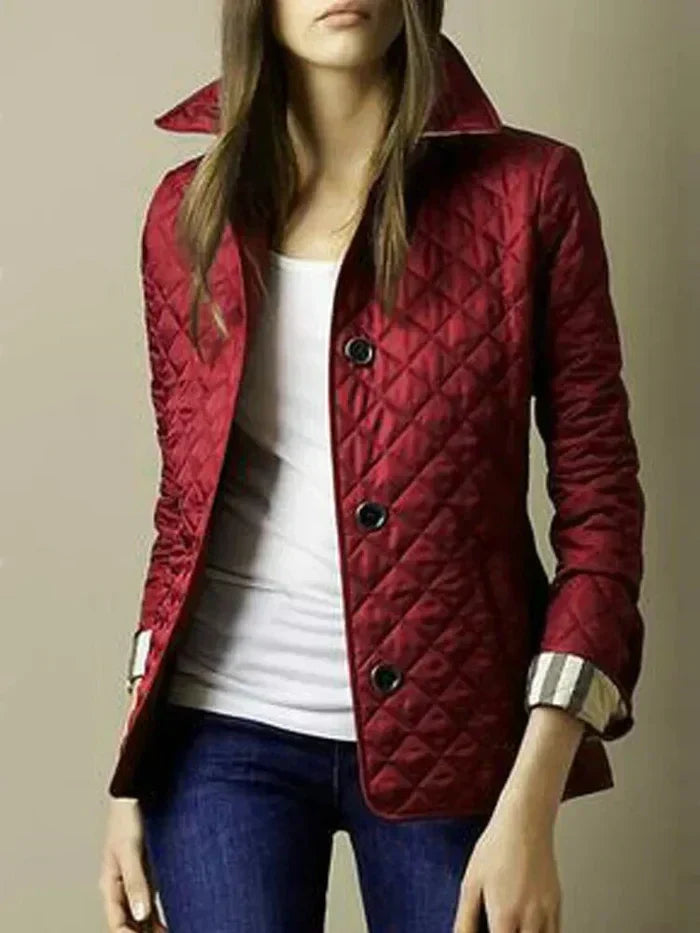 Veste matelassée femme à carreaux, confortable et élégante, idéale pour la mode hivernale et un look chic.