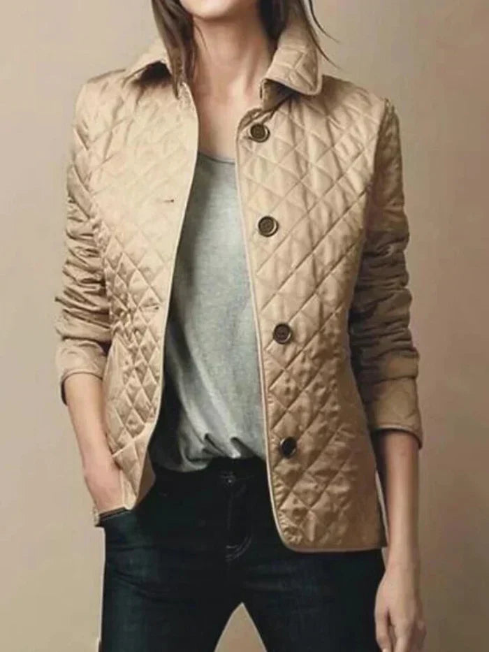 Veste femme matelassée à carreaux, un vêtement chaud et chic pour ajouter de l'élégance à votre tenue d'hiver.