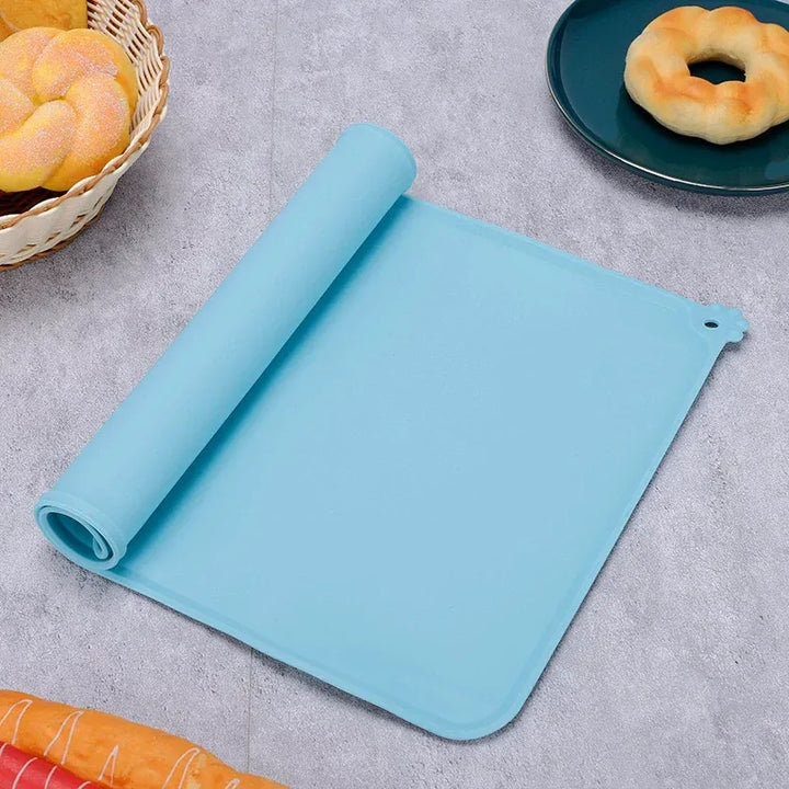 Tapis repas silicone bleu antidérapant, accessoire essentiel pour chiens et chats, garde la zone de repas propre.