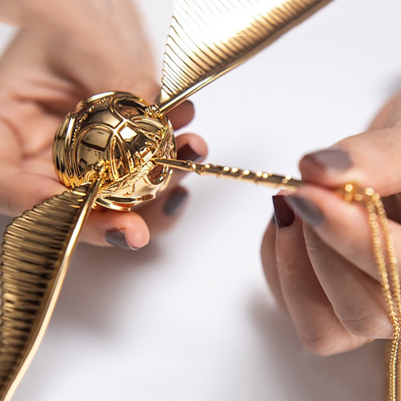 Boîte à anneau "Orb Ailée" dorée, écrin de rangement bijoux. Protège votre bague avec luxe et style.