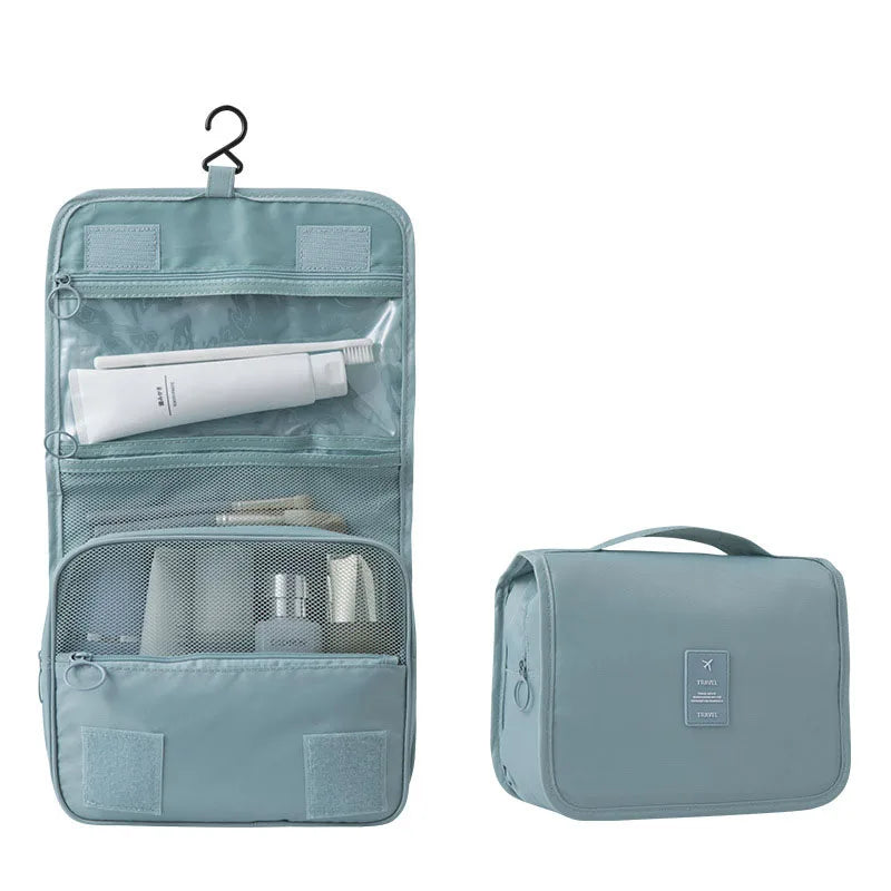 Intérieur organisé de la trousse de toilette de voyage, montrant les compartiments pour accessoires d'hygiène.