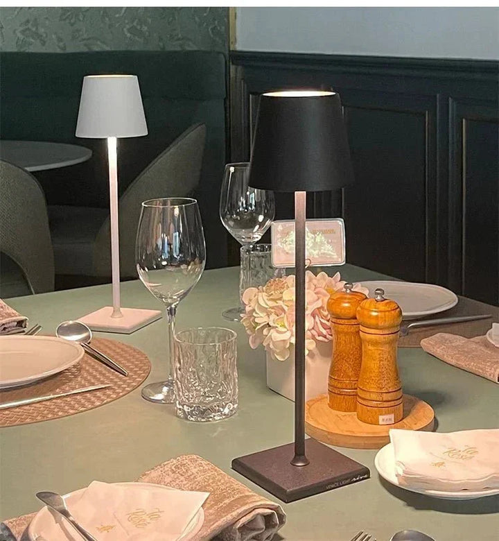 Lampe de table moderne sans fil pour salon, chambre ou bureau. Design épuré et éclairage LED agréable.