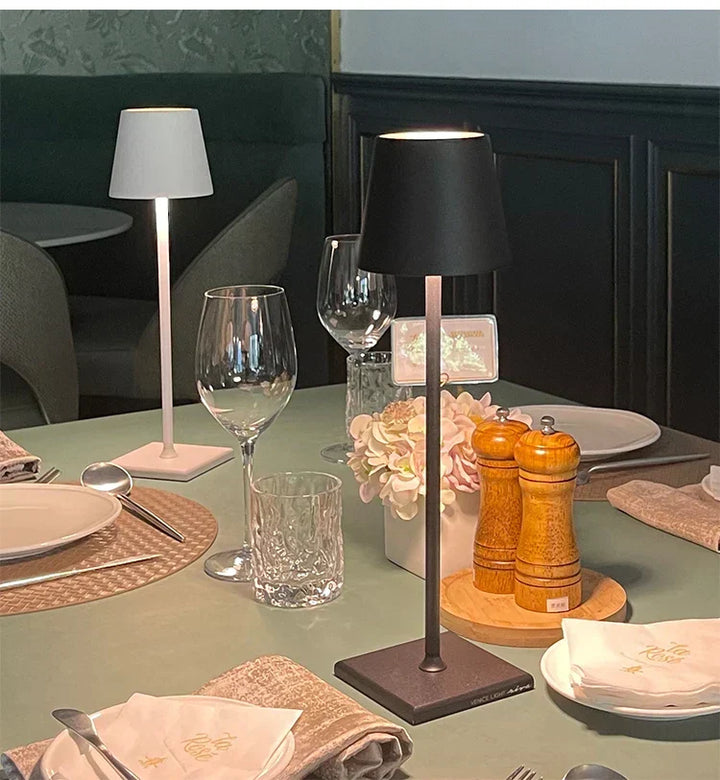 Lampe LED sans fil rechargeable, technologie moderne pour un éclairage de table portable et chic.