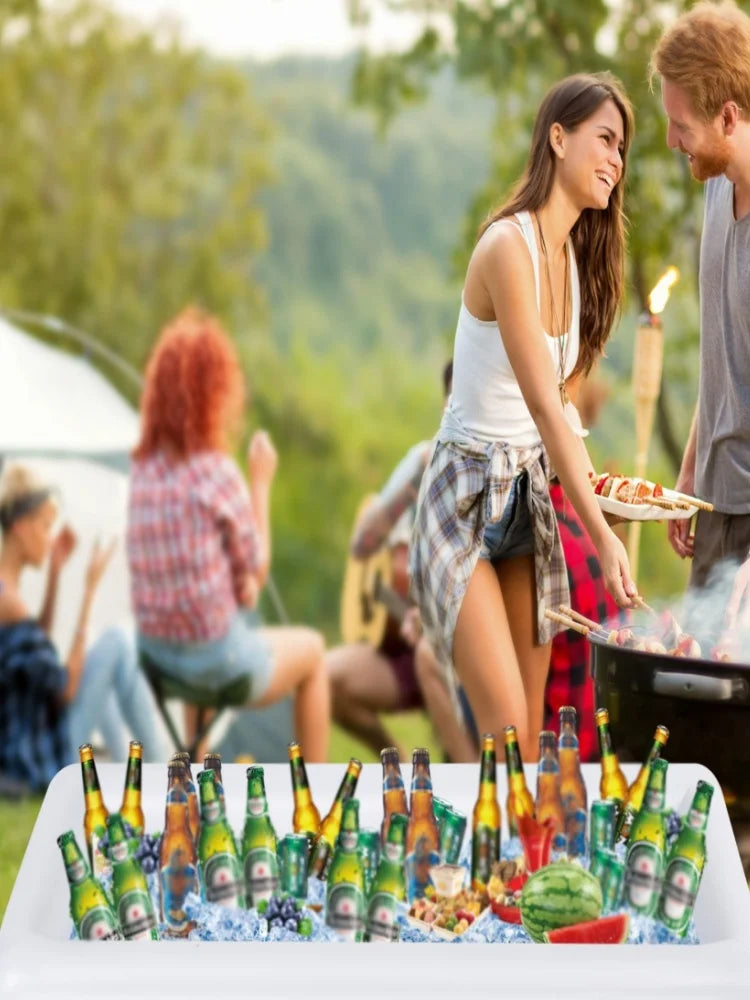 Accessoire de fête d'été gonflable : bar à glace flottant pour rafraîchir boissons et collations au bord de la piscine.