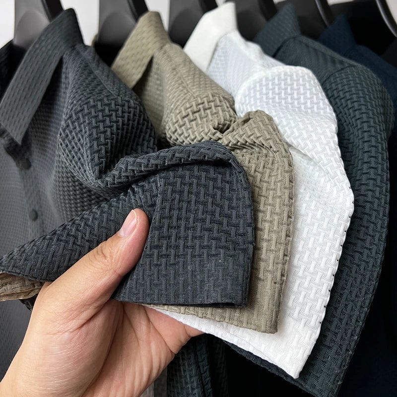 Polo homme blanc pur, style casual chic. Confort respirant, idéal pour les journées d'été.