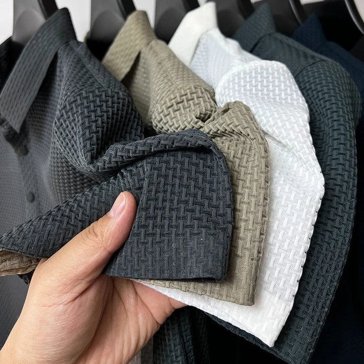 Polo homme blanc pur, style casual chic. Confort respirant, idéal pour les journées d'été.