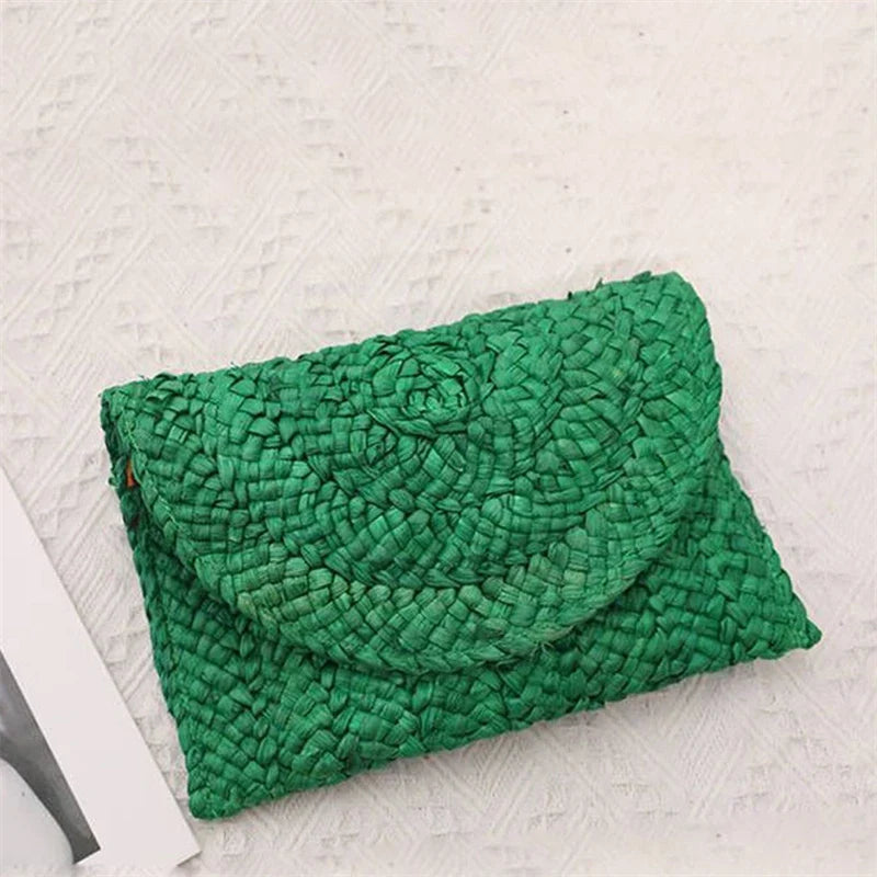 Petit sac à main élégant en paille, idéal comme pochette de soirée ou de plage raffinée.