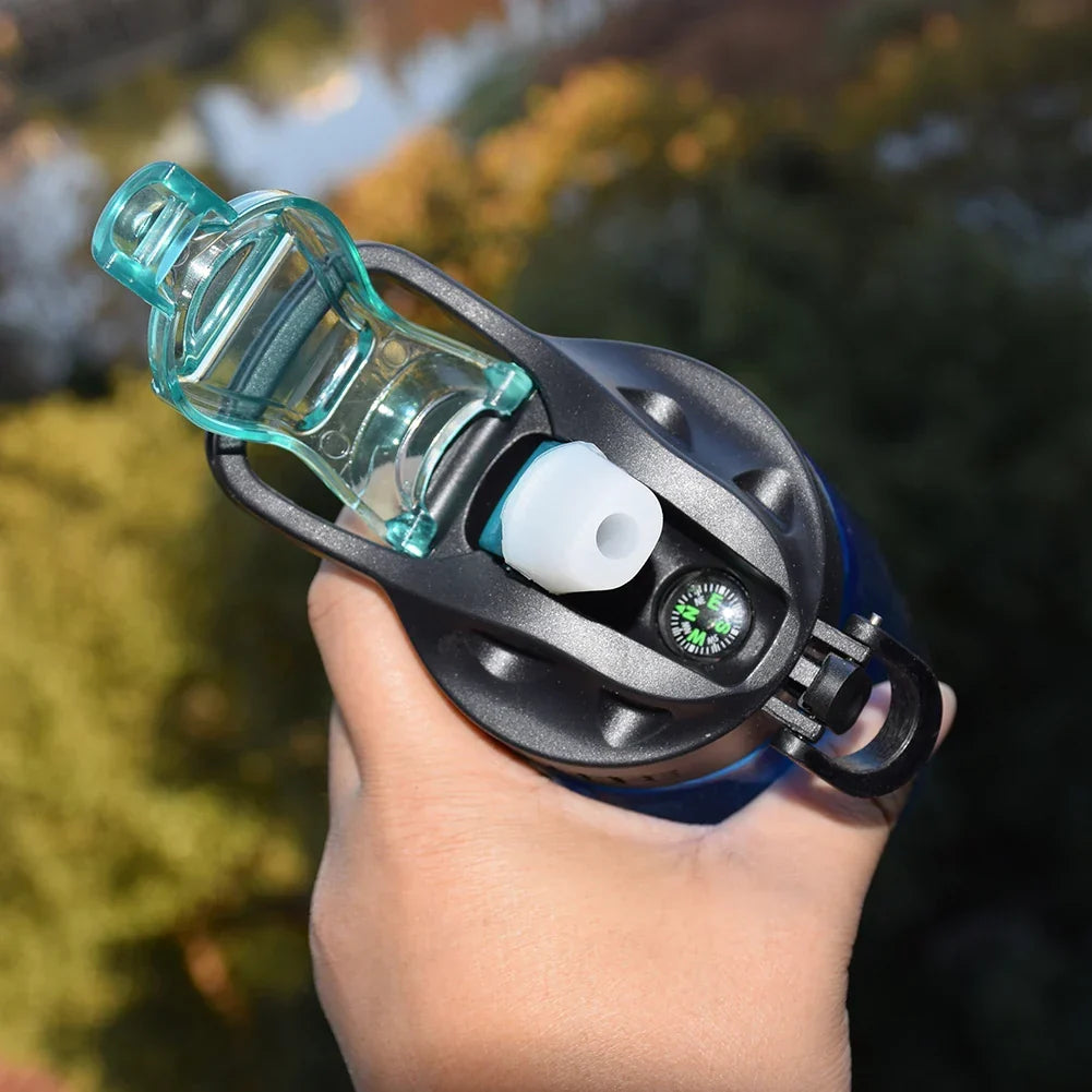 Gourde filtrante portable pour randonnée et camping. Bouteille d'eau avec filtre intégré pour hydratation extérieure.