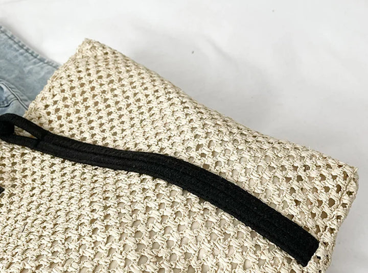 Sac de plage femme en paille avec fermeture éclair, pratique et tendance pour l'été.