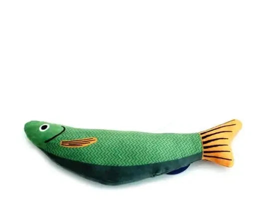 Chaton jouant joyeusement avec un jouet poisson vibrant, rempli d'herbe à chat pour un divertissement accru.