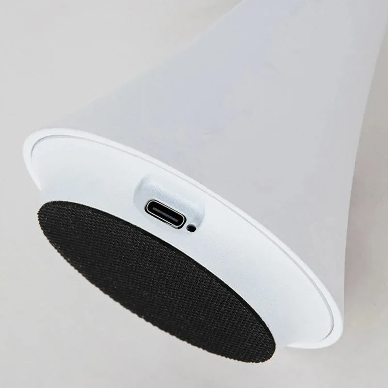 Lampe de table design champignon, sans fil LED, style moderne épuré pour décoration intérieure.